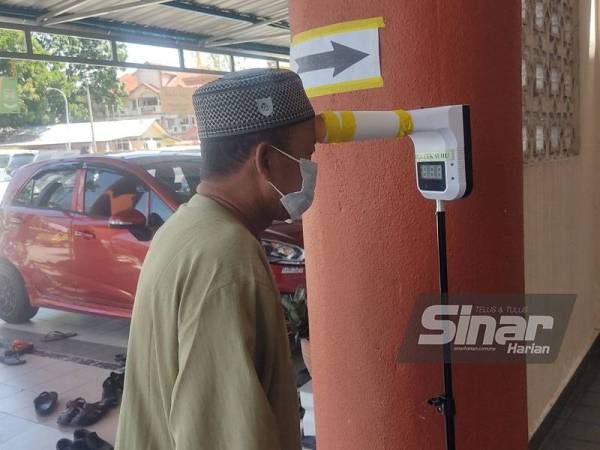 Jemaah wajib memeriksa suhu badan, membawa sejadah sendiri, ambil wuduk dari rumah dan memakai pelitup ketika ke masjid.