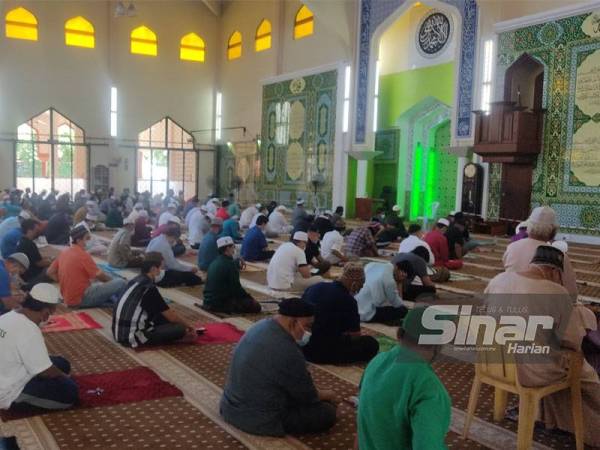 Kira-kira 450 jemaah lelaki hadir ke masjid bagi menunaikan solat Jumaat.