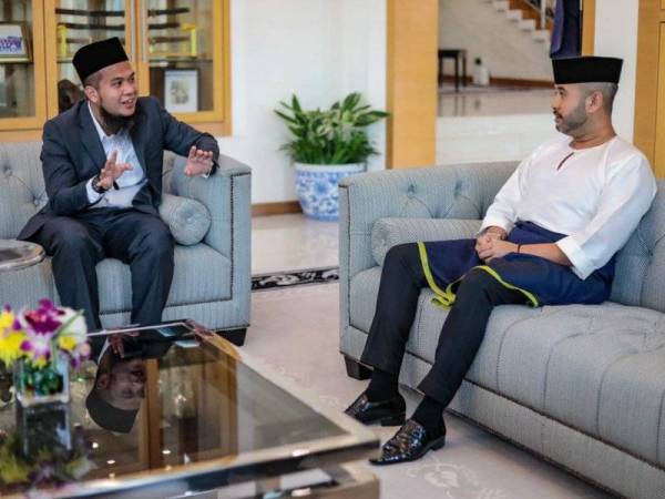 Tunku Ismail berkenan menerima menghadap pendakwah, Ebit Lew hari ini. - Foto Facebook Ebit Lew