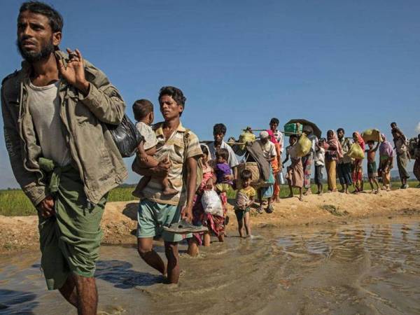 Tindakan keras Tatmadaw menyaksikan etnik Rohingya melarikan diri ke Bangladesh.- Agensi