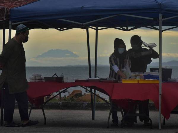 Pemandangan indah waktu pagi memaparkan kehidupan penduduk di sekitar gerai Anjung Ikan Bakar berlatar belakangkan Gunung Kinabalu ketika tinjauan hari ini.