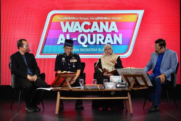 Dari kiri, Fazrul, Ghazali, Sharifah Hayati dan Ahmad Tarmizi ketika Wacana al-Quran siri ke-80 bertajuk Bahaya Rantaian Kluster Nafsu: Penderaan yang disiarkan secara langsung di Kumpulan Karangkraf di sini pada Jumaat. -Foto: ASRIL ASWANDI SHUKOR