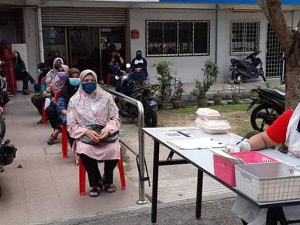 Orang ramai menanti giliran bagi mendapatkan perkhidmatan pemeriksaan kesihatan menerusi inisiatif itu. Foto: Ihsan FB DBKL