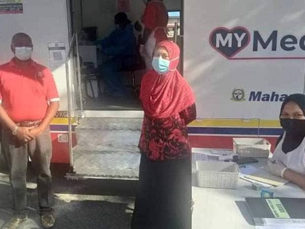 Petugas program membuat persediaan sebelum melakukan pemeriksaan ke atas peserta terlibat. Foto: Ihsan FB DBKL