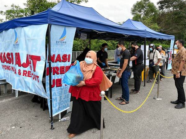 Orang ramai membeli nasi bajet RM3 di gerai Duyung & Marina Resort (DMR) di Jambatan Sultan Mahmud, hari ini.