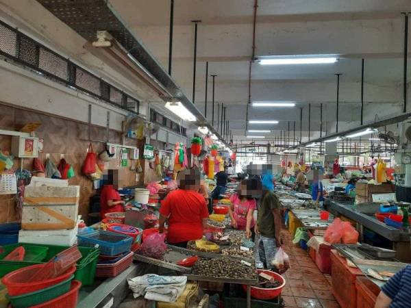 Hasil pemantauan selama tiga jam mendapati ramai pengunjung dan penjual pasar tidak melakukan imbasan suhu dan menggunakan aplikasi MySejahtera.