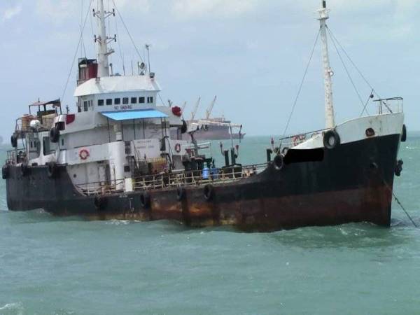 Maritim Malaysia menahan sebuah kapal tangki asing yang bersauh tanpa kebenaran pada kedudukan 2.5 batu nautika tenggara Tanjung Bulat, Kota Tinggi pada Jumaat.