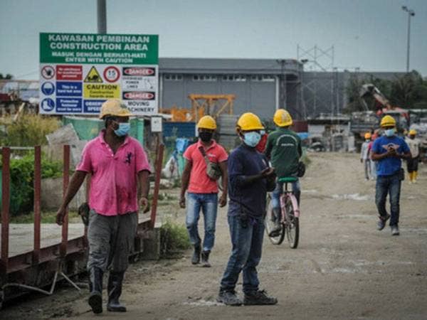 Seramai 305,620 pekerja warga asing telah menjalani ujian saringan Covid-19 sejak 1 Disember 2020 yang lalu. - Foto Bernama