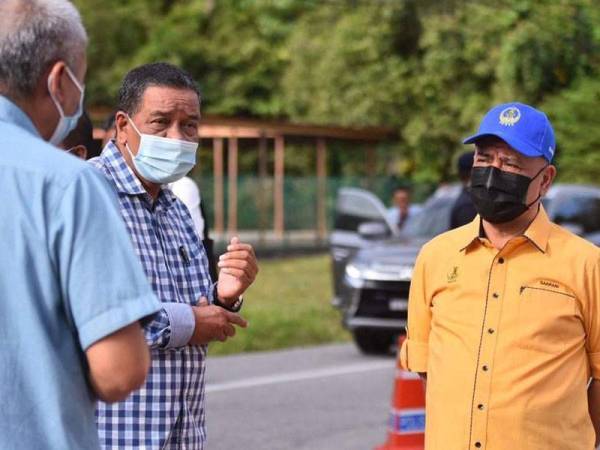 Saarani (kanan) ketika meninjau pelaksanaan PKPD di Sekolah Menengah Sultan Idris Shah II, Gerik pada Sabtu. - Foto Facebook Saarani Mohamad