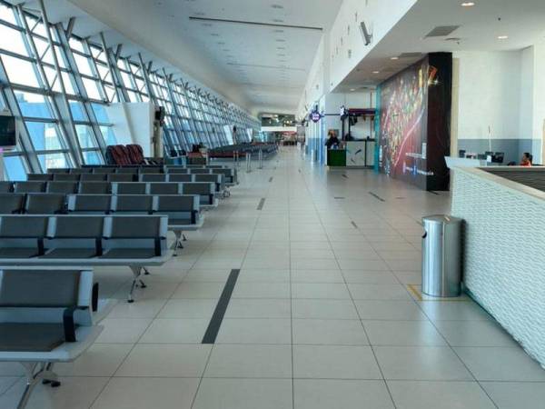 Sunyi sepi tanpa penumpang berlegar di terminal Lapanganterbang Antarabangsa Pulau Pinang pada Jumaat 5 Februari.