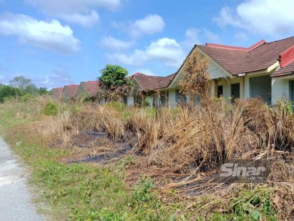 Keadaan rumah yang terbengkalai di Taman Jaza Sri Pasu, Pasir Puteh selepas pemaju didakwa gagal mengotakan janji.