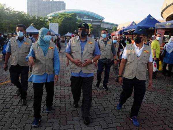 Zainal Abidin (tiga dari kiri) dan Abdul Rashid (kanan) membuat lawatan gerai jualan selepas gimik pelepasan Misi Bantuan Banjir Usahawan FAMA Selangor di Pasar Tani Stadium Shah Alam pada Ahad.
--fotoBERNAMA (2021) HAK CIPTA TERPELIHARA