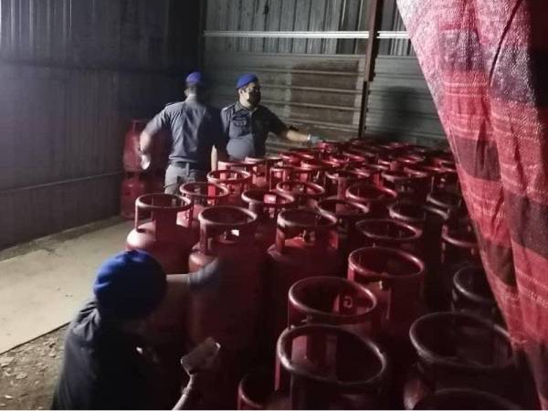Antara gas yang disita di sebuah kilang sarung tangan di Kampung Assam Jawa, Kuala Selangor kerana disyaki menyeleweng gas petroleum cecair bersubsidi.