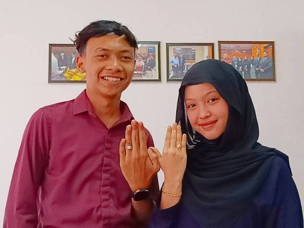 Pasangan suami isteri muda tular, Ahmad Faris Umar dan
Nurin Irdina menunjukkan cincin perkahwinan mereka yang masih tersemat di jari mereka.