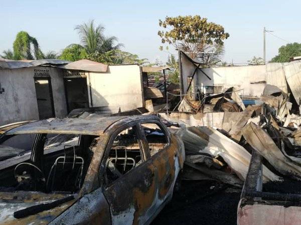 Rumah yang musnah sepenuhnya dalam kebakaran di Padang Jawa, Shah Alam pada Sabtu.
