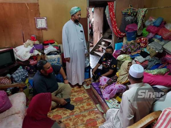 Abu Kassim (berdiri) dan Badan Bukan Kerajaan (NGO) semasa berkunjung ke rumah Aishah di Batu 13 Jalan Sintok- Changlun, Kedah baru-baru ini.