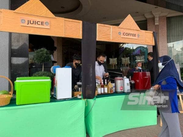 Terdapat 10 menu istimewa dijual di Singgoh Beli dengan harga murah di hadapan Hotel The Grand Renai, Kota Bharu bagi menambah pendapatan hotel.