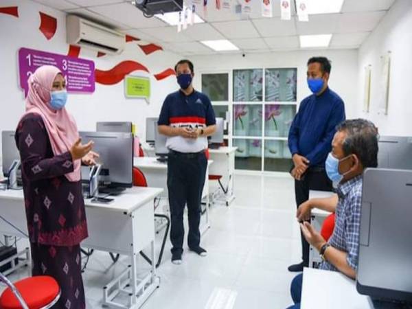 Aminuddin (kanan) semasa melawat PIK Senaling, Kuala Pilah pada Ahad. - Foto Facebook MBNS