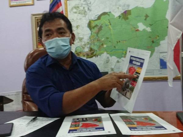 Rahmad menunjukkan carta kes yang direkodkan di negeri ini ketika sidang akhbar di Kompleks Japerun Ayer Molek, Melaka pada Isnin.