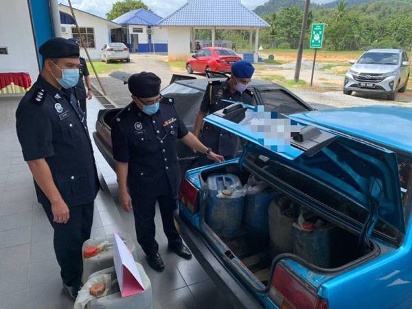 Tong berisi cecair dipercayai minyak petrol ditemui di dalam tiga buah kenderaan semasa serbuan dilakukan pada jam 5 pagi itu.