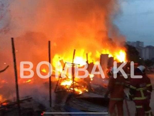 Kebakaran melibatkan sebuah rumah kongsi di Jalan Batu View, Kampung Selayang Lama pada Isnin.