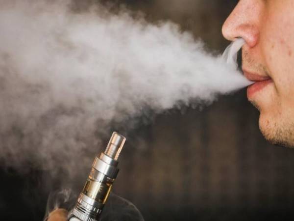 Hasil kajian oleh pakar dari Mexico, Italy dan New Zealand melaporkan, sebanyak 17 peratus kemungkinan boleh tersebar wabak Covid-19 menerusi hembusan asap vape. - Foto Reuters