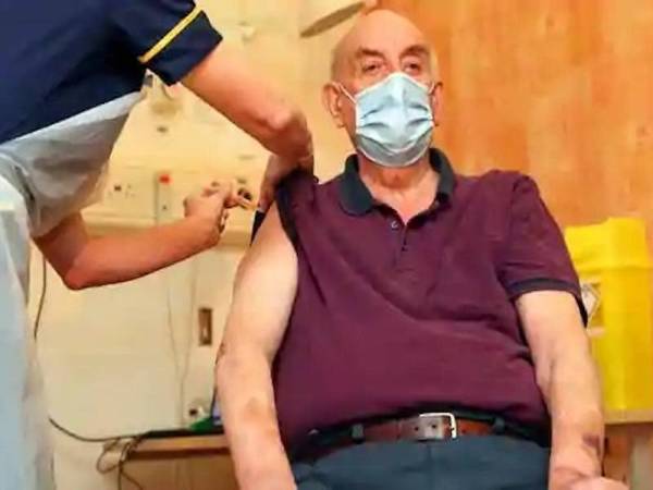 Gambar fail menunjukkan seorang warga emas, Brian Pinker menerima suntikan vaksin Covid-19 keluaran AstraZeneca dengan kerjasama Universiti Oxford. - Foto AFP