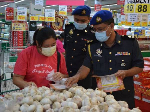 KPDNHEP mengedarkan risalah SHMMP kepada pengguna dalam pemeriksaan dilakukan di sebuah premis di Seremban.