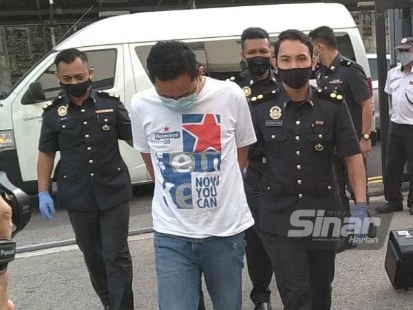 Tertuduh diiringi anggota KPDNHEP untuk didakwa di Mahkamah Sesyen Johor Bahru pada Selasa.