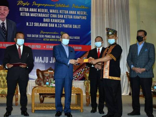 Hajiji menyampaikan watikah pelantikan sebagai Ketua Kampung kepada salah seorang penerima wanita sempena Majlis Penyampaian Watikah Ketua Anak Negeri, Wakil Ketua Anak Negeri, Ketua Masyarakat Cina dan Ketua Kampung bagi kawasan DUN Sulaman dan Pantai Dalit di Dewan Seri Sulaman, Tuaran.