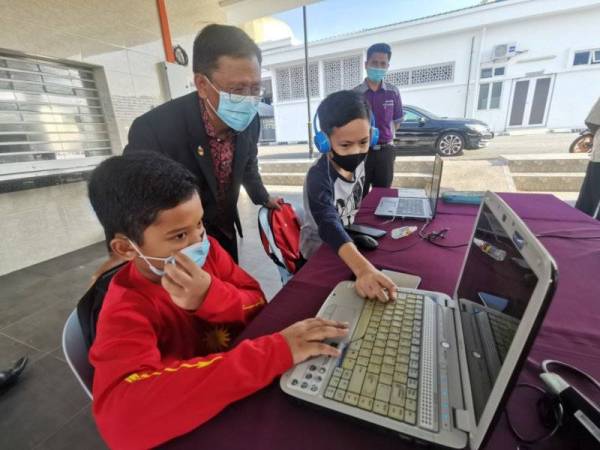 Mohamad Taufek melihat murid tahun lima mengikuti sesi PdPR di Masjid Kariah Taman Bandar Senawang.