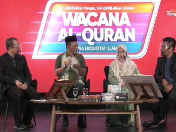Kamal Affandi (dua dari kiri) bergandingan bersama Isfadiah sebagai panelis pada Wacana Al-Quran Siri 81 bertajuk 'Maksiat Dalam Rumah' yang turut menampilkan Fazrul (kiri) sebagai moderator dan qari, Husaini.