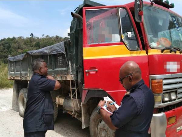 Antara lori yang ditahan oleh MPS ketika rondaan di kawasan hotspot tapak pembuangan sampah haram sekitar Selayang.