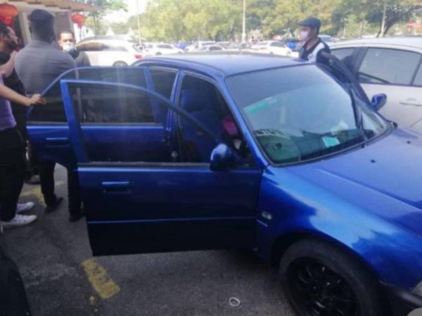 Sebuah kereta yang turut dirampas Jabatan Imigresen dalam operasi berkenaan.