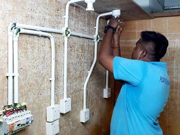 Seorang pelatih ILKS menjalani latihan amali