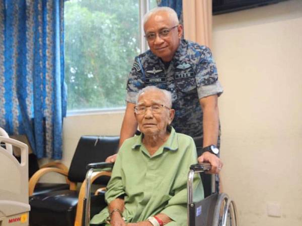 Allahyarham Prebet Ujang Mormin (duduk) bersama dengan Panglima Angkatan Tentera, Jeneral Tan Sri Affendi Buang dalam satu lawatan yang diadakan terhadap veteran tentera itu pada tahun lalu. - Facebook JHEV ATM.