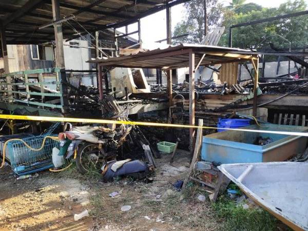 Keadaan kediaman dihuni 15 beranak yang hangus dalam kebakaran di Jalan Masjid Kampung Merbau Patah, Kuala Terengganu pada Selasa.