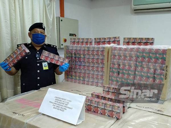 Azhar menunjukkan 70,000 batang rokok yang diseludup seorang lelaki dari Johor.
