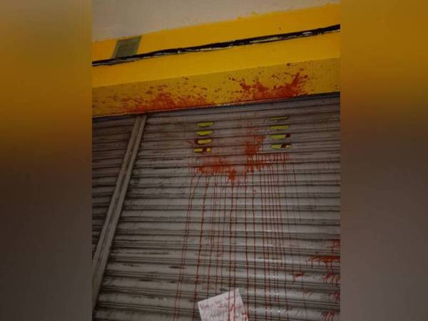 Keadaan restoran milik Azizan yang disimbah cat merah.