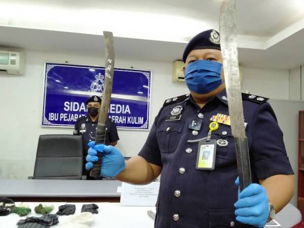 Azhar menunjukkan parang digunakan Geng Apoi di Ibu Pejabat Polis Daerah Kulim pada Rabu.