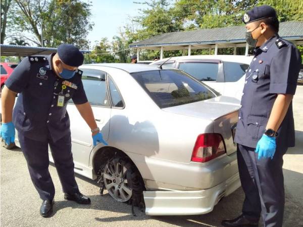 Azhar menunjukkan kenderaan digunakan Geng Apoi di Ibu Pejabat Polis Daerah Kulim pada Rabu.