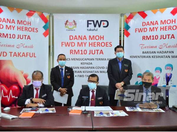 Adnan (tengah) bercakap pada sidang akhbar khas mengenai inisiatif dana khas, MOH FWD MY Heroes untuk petugas barisan hadapan KKM di Ibu Pejabat Cuepacs, Kuala Lumpur pada Rabu.