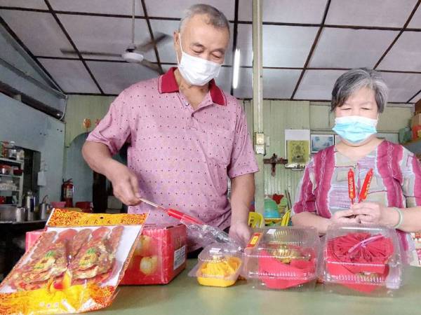 Lua Kim Sui bersama bersama isterinya, Peng Fan Eng bersama persiapan sempena sambutan Tahun Baharu Cina yang akan diraikan pada Jumaat.