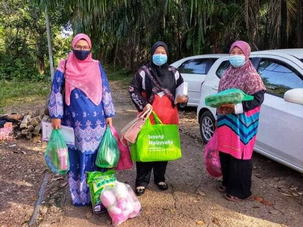 Bukan sahaja menghantar dan mengambil bahan pengajaran malah guru-guru SK Dato' Wan Kemara turut menghulurkan bantuan makanan kepada keluarga murid yang memerlukan.
