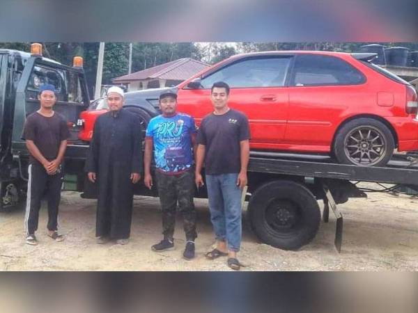 Abdul Rahman (kiri) di hadapan kereta miliknya yang dijual dengan harga RM78,000 dan hasil jualan diserahkan sepenuhnya kepada pusat tahfiz di Lanchang.