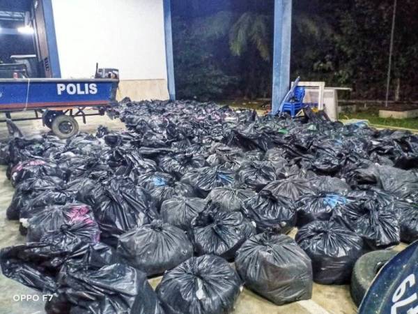 Bungkusan daun ketum dalam plastik hitam yang berat keseluruha 2,600 kilogram dipercayai untuk pasaran Kuala Lumpur kerana harganya yang tinggi.