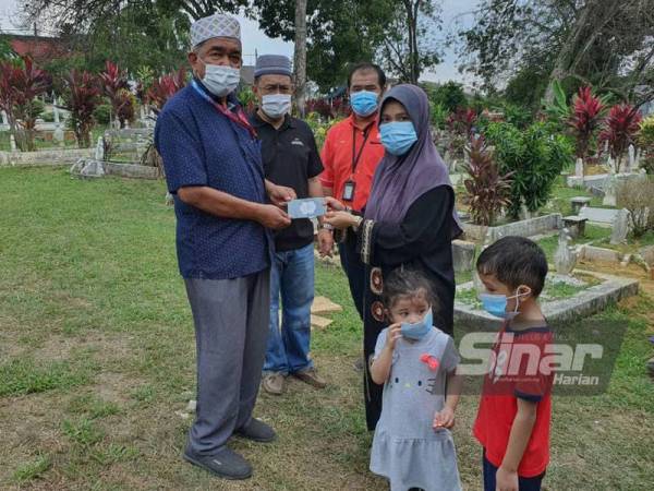 Hashim (kiri) dan Azmi (dua dari kiri) hadir menziarahi keluarga Farah Nabila di Kampung Kuantan, Klang pada Rabu dan menyampaikan sedikit sumbangan wang tunai daripada syarikat.