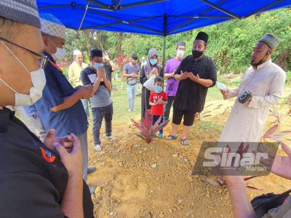 Allahyarham Muhamed Saris dikebumikan di Tanah Perkuburan Islam Bukit Cemerlang, Klang pada Rabu.