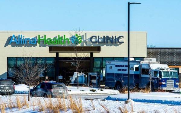 Polis melakukan pemeriksaan selepas satu kejadian tembakan dan letupan berlaku di Klinik Kesihatan Allina, Minnesota pada Selasa lalu. - Foto AFP 