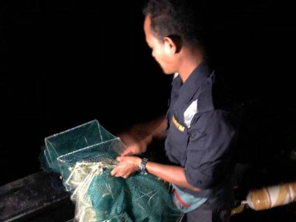 Pegawai Maritim Perak merampas bubu naga yang ditemui ketika rondaan Pulau Talang Segari. Foto: Ihsan Maritim Malaysia